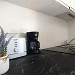 아파트 With A Large Sunny Balcony And A Swimmig Pool